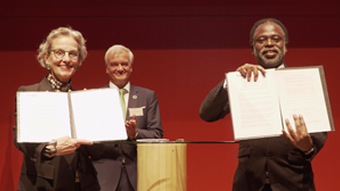 TUD-Rektorin Prof.in Ursula Staudinger und Prof. Tshilidzi Marwala, Rektor der United Nations University bei der Unterzeichnung des Memorandums of Agreement zur Gründung des UNU-Hubs Climate Resilience and Sustainable Technologies (CREST)